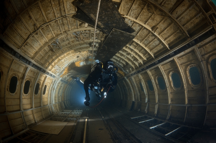 Underwater Photographer of the Year 2015. 

Na zdjęciu widać przedprodukcyjne testy Orcalight, jednej z najmocniejszych na świecie, bateryjnych lamp dla zawodowych nurków.

"Tunnel Vision", fot. Steve Jones